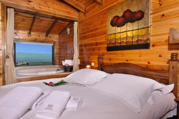 מיטה מפנקת עם מצעים לבנים מיטה מפנקת עם מצעים לבנים - פינה בהר - לזוגות בלבד