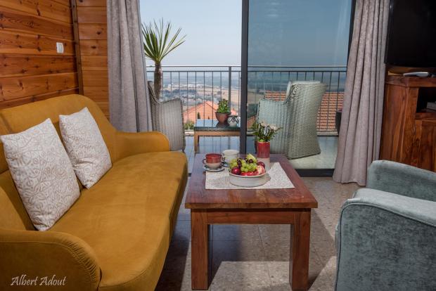 סלון מפנק מול חלון לנוף סלון מפנק מול חלון לנוף - פינה בהר - לזוגות בלבד