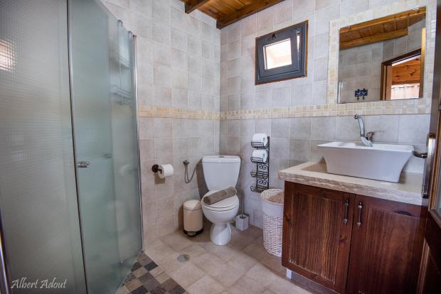 חדר הרחצה בבקתה חדר הרחצה בבקתה - פינה בהר - לזוגות בלבד