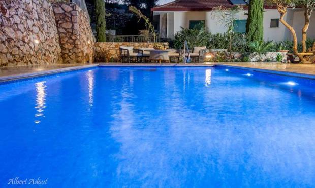 בריכת השחייה במתחם המשותף בריכת השחייה במתחם המשותף - פינה בהר - לזוגות בלבד