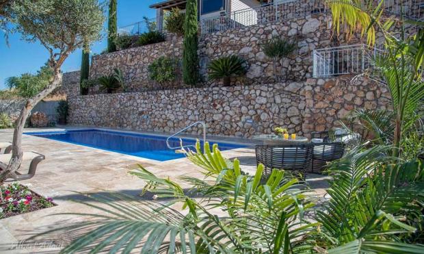 הבריכה במתחם המשותף הבריכה במתחם המשותף - פינה בהר - לזוגות בלבד