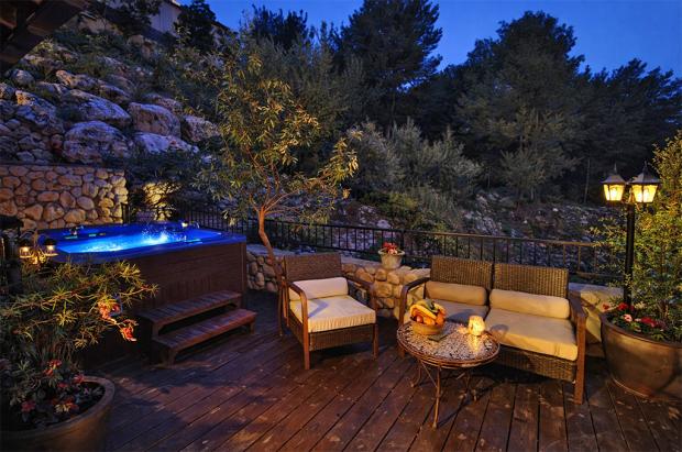 הג'קוזי בשעות ערב בפרטיות הג'קוזי בשעות ערב בפרטיות - פינה בהר - לזוגות בלבד