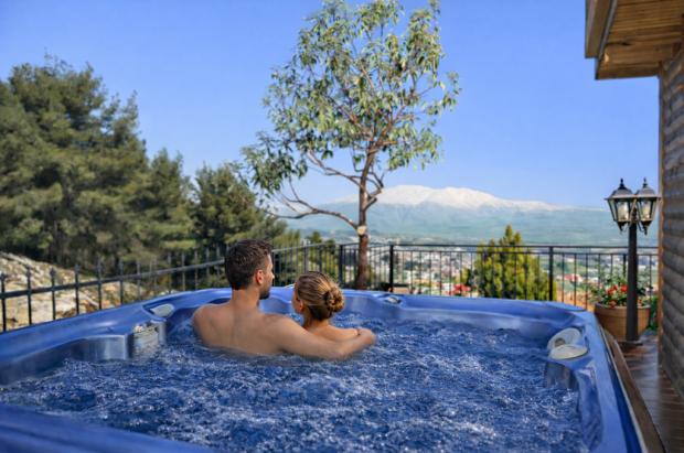 להתפנק בג'קוזי הפרטי - Mountain Corner