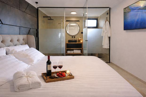 חדר השינה המעוצב עם מקלחת חלומית - סוויטת קרטייה