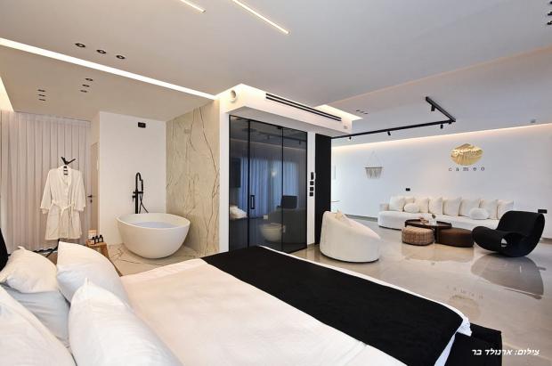 מיטה זוגית גדולה באופן ספייס - קמאו סוויטת יוקרה