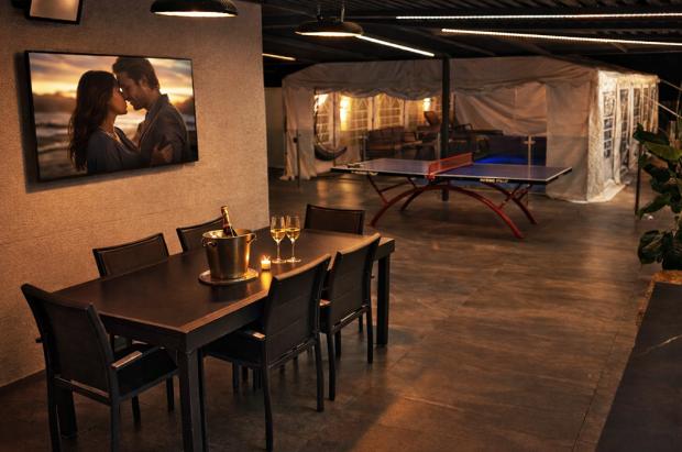 פינת ישיבה מקורה צופה לבריכה הפרטית המחוממת ומקרוה - פברז’ה- סוויטת יוקרה