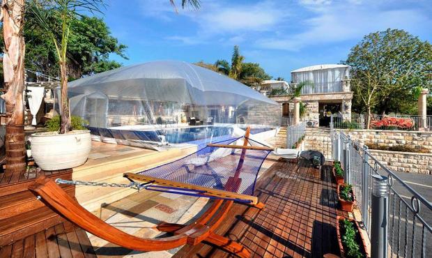 בריכה מחוממת ומקורה במתחם - האחוזה בחד נס