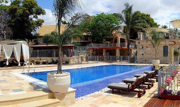 הבריכה במתחם המשותף מחוממת ומקורה - האחוזה בחד נס