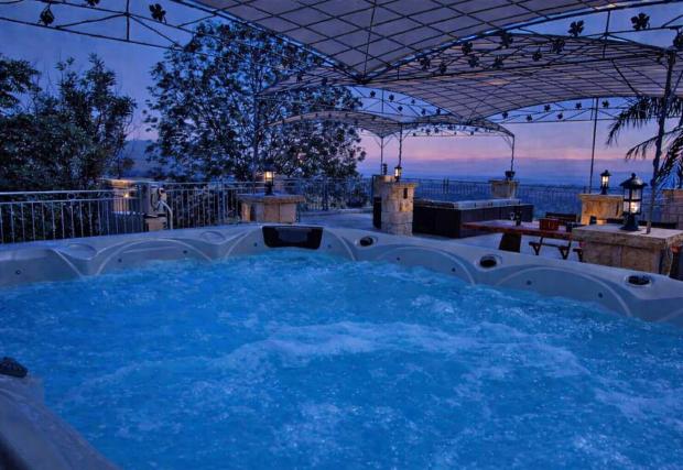 ג'קוזי ספא במתחם בזמן שקיעה - האחוזה בחד נס