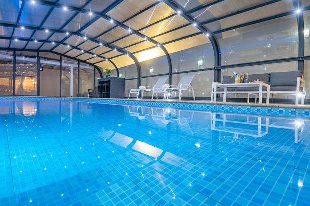 הבריכה המחוממת בלילה - אלפא - סוויטת יוקרה