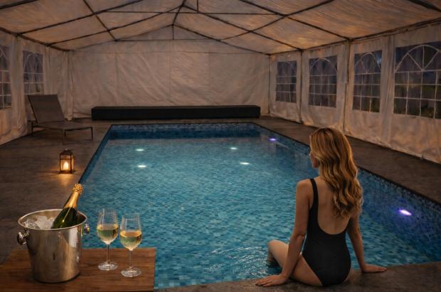 בריכה פרטית מחוממת ומקורה בעונה - אל די סוויטת יוקרה