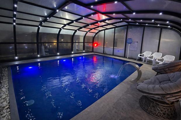 בריכה פרטית מחוממת ומקורה - אחוזת האושר