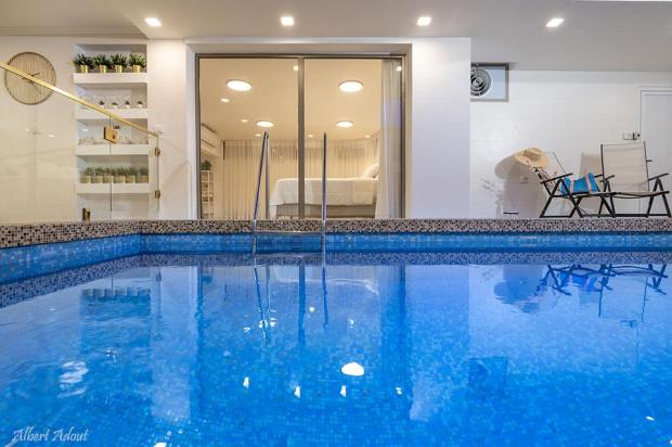 יציאה לבריכה הפרטית גם מחדר השינה - צימר ספארק - סוויטת יוקרה