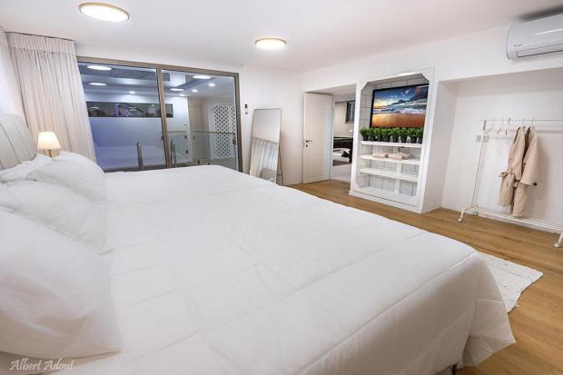 חדר שינה מרווח ומעוצב, עם מיטת קינג סייז - צימר ספארק - סוויטת יוקרה