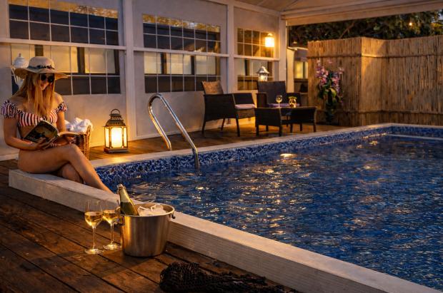 בריכה פרטית מחוממת ומקורה (בעונה) פרטית לסוויטה - שיר האוס