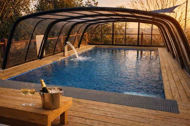 בריכת שחייה מחוממת ומקורה במתחם המשותף - מרגנית בגליל