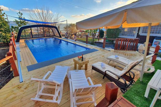 הבריכה המשותפת מוקפת נופים ירוקים - מרגנית בגליל