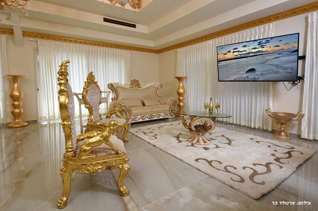 סלון מפואר עם מסך טלוויזיה ענק - גולד ריץ'- Gold Rich - סוויטת יוקרה