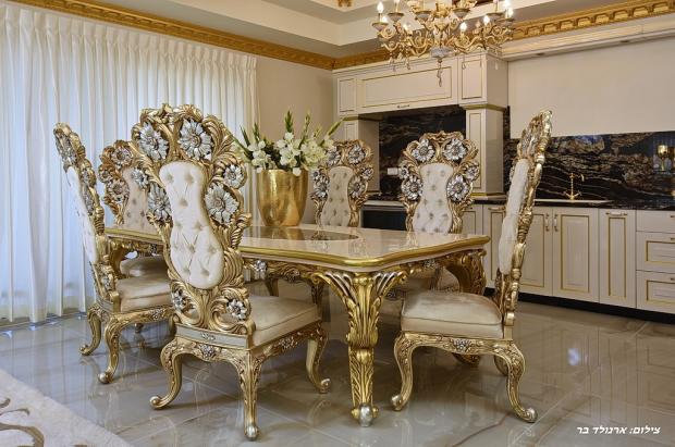 שולחן אוכל לארוחות מלכים - גולד ריץ'- Gold Rich - סוויטת יוקרה
