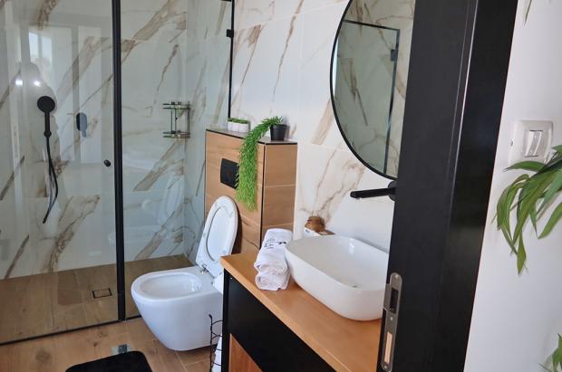 מקלת מעוצבת עם מקלחון זוגי - כינר סוויטות יוקרה