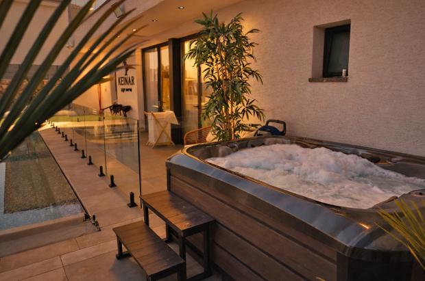 ג'קוזי ספא במתחם החוץ - כינר סוויטות יוקרה