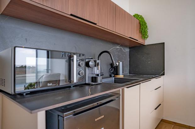 מטבחון עם מיקרוגל מכונת קפה ומיני בר - כינר סוויטות יוקרה