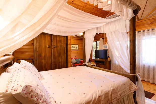 מיטה עם אפריון רומנטי - Rosh Pinat Noy