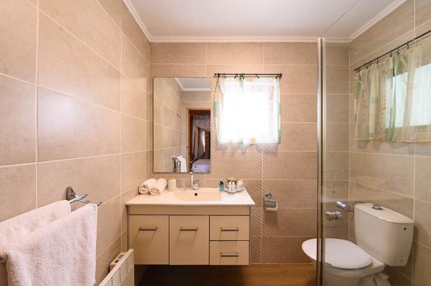 חדר רחצה בגוונים בהירים - Rosh Pinat Noy