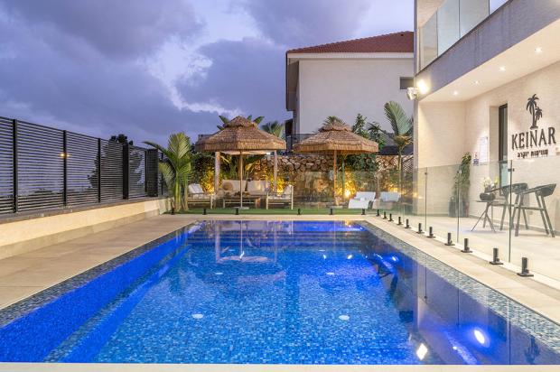 שקיעות מרהיבות ממתחם החוץ - כינר סוויטות יוקרה