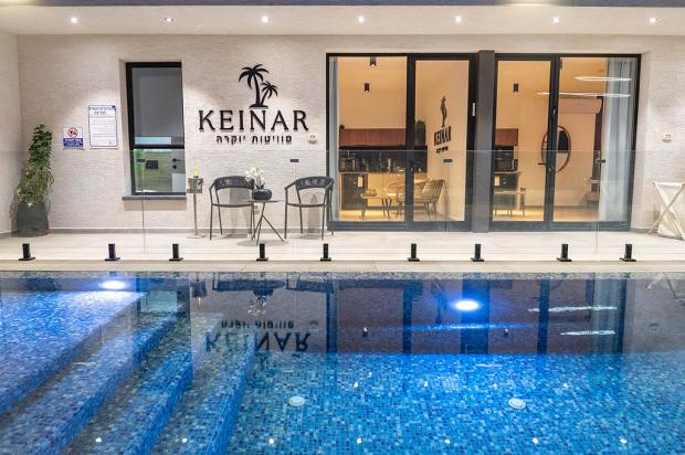 בריכת שחייה מחוממת, בהזמנת סוויטה אחת בלבד – כל המתחם הופך לפרטי ורק שלכם. - כינר סוויטות יוקרה