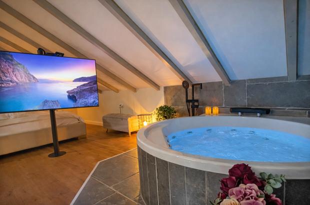 ג'קוזי זוגי בסוויטה מול מסך טלוויזיה - אהבה סוויטה לזוגות