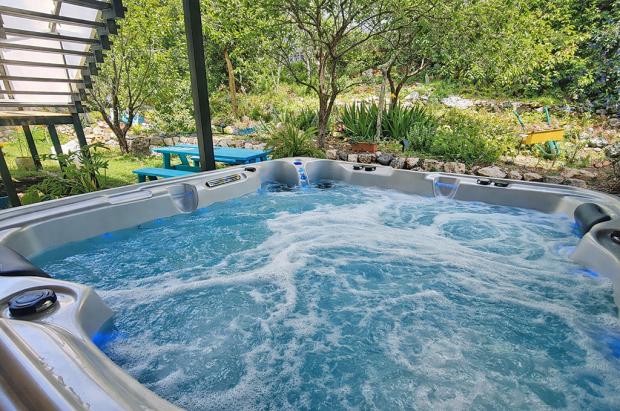 ג'קוזי ספא פרטי עטוף בטבע וירוק - אהבה סוויטה לזוגות