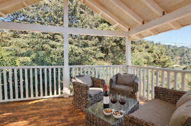 מרפסת צופה לנוף עטוף בירוק - אהבה סוויטה לזוגות