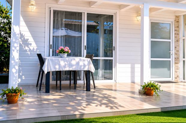 פינת ישיבה במרפסת - Arbel Cabin - For couples only