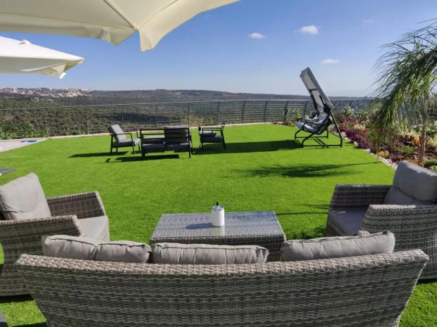 מדשאה ענקית מול הנוף מדשאה ענקית מול הנוף - אחוזת רון בגליל